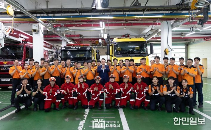 9월 15일 윤석열 대통령은 서울 강서소방서를 방문해 119종합상황실에서 추석 연휴 화재, 구조, 구급 상황에 대해 보고 받고 특별 경계근무 중인 소방관들을 격려했다.