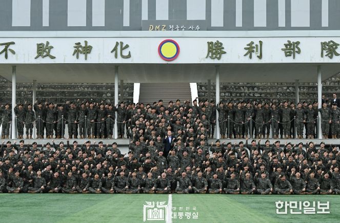 9월 17일 윤석열 대통령은 추석인 오늘 강원도 최전방 부대인 육군 제15사단을 방문해 올해 의료기관으로 새롭게 등록된 15사단 의무대대의 응급진료체계를 점검하고, 명절에도 군사대비태세 유지에 여념이 없는 군 장병들을 격려했다.