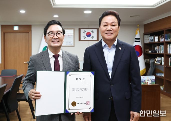 제17대 오동호 경남연구원 원장과 박완수 도지사