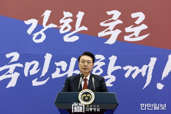 10월 1일 윤석열 대통령 부부는 건국 제76주년 국군의 날 경축연에 참석했다.