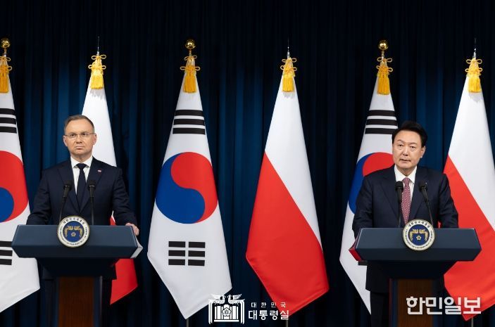 10월 24일 윤석열 대통령은 안제이 두다 폴란드 대통령과 공동언론발표를 했다.