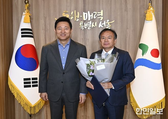 서울시립교향악단 대표이사 및 이사장 임명장 수여식(오세훈 서울시장과 정재왈 (재)서울시립교향악단 대표이사)