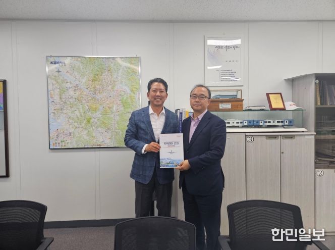 국토교통부 윤진환 철도국장(오른쪽)