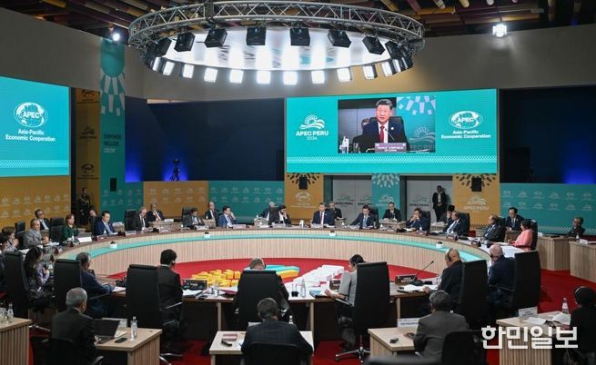 '제31차 아시아태평양경제협력체(APEC) 경제체 지도자회의'가 16일 오전 페루 수도 리마에서 진행됐다. 시진핑(習近平) 중국 국가주석은 회의에 참석해 '시대적 책임을 함께 지고 아시아·태평양 발전을 촉진하자'라는 제목의 중요 연설을 했다. (사진/신화통신)