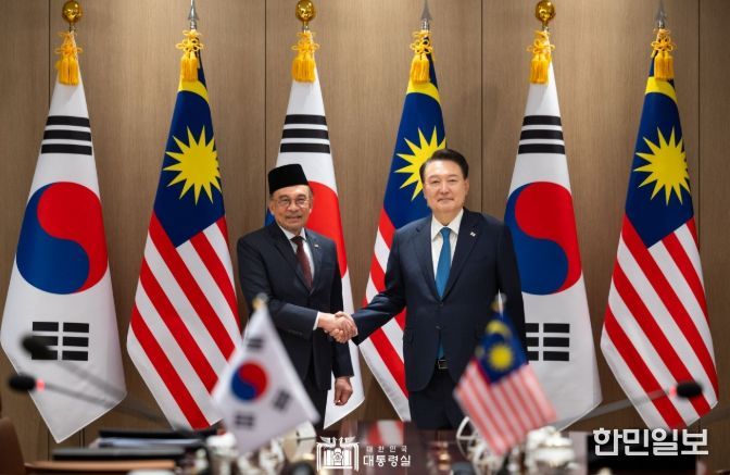 11월 25일 윤석열 대통령은 한국을 공식 방문 중인 「안와르 이브라힘(Anwar Ibrahim)」 말레이시아 총리와 정상회담을 갖고, 양국 간 협력 증진 방안과 지역 및 국제 정세에 대해 심도 있게 의견을 교환했다.