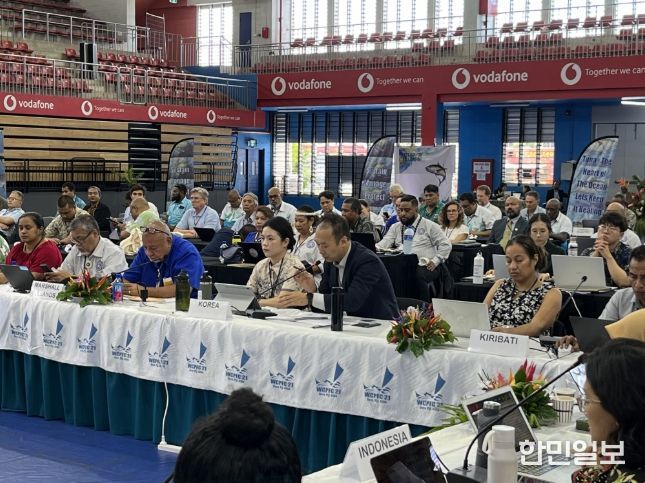 중서부태평양수산위원회(WCPFC) 제21차 연례회의에서 우리측 수석대표로서 발언중인 해양수산부 김명진 국제협력정책관