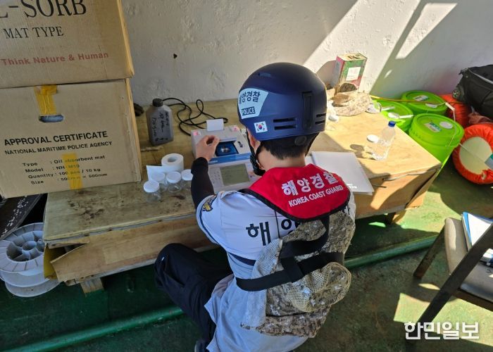합동점검반이 선박 연류유의 황 함유량을 측정하고 있다.