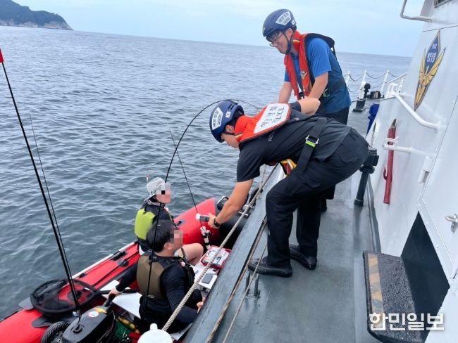 8월 해양경찰관이 낚시어선 대상 음주측정을 진행하고 있다.