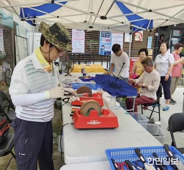 주민들이 지역공동체 일자리 사업에 참여하고 있다.