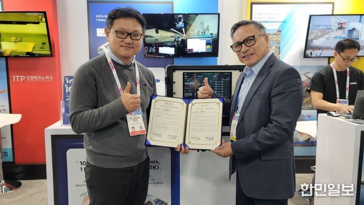 아이디씨티 류지훈 대표(왼쪽)와 Athena-tek사 Janio Sanchez 대표(오른쪽)이 CES 2025에서 MOU를 체결했다.