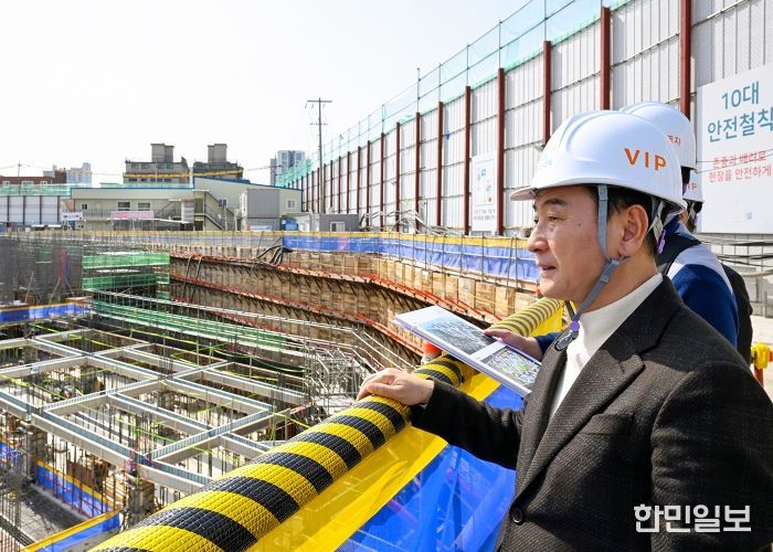 김동근 시장이 ‘더샵 의정부역 링크시티’ 건설 현장을 방문해 현황을 확인하고 있다.