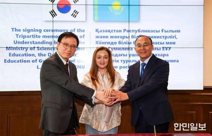 임태희 경기도교육감이 4월 26일(현지시간) 카자흐스탄 아스타나시에 있는 유라시아국립대에서 카자흐스탄 과학고등교육부, 유라시아국립대학교와 업무협약(MOU)을 체결한 뒤 기념촬영을 하고 있다.