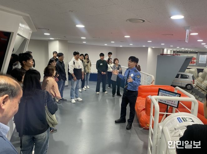 선박에서 위급상황시 퇴선 요령에 대한 실습을 준비중에 있다.
