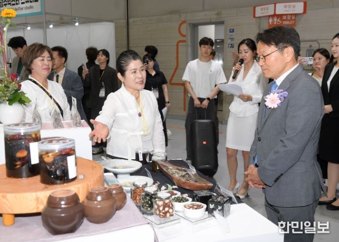 강기정 광주광역시장이 지난달 29일 오전 김대중컨벤션센터에서 열린 '2025 광주식품대전 개막식'에 참석해 참석자들과 함께 전시장 투어를 하고 있다. /광주광역시 제공