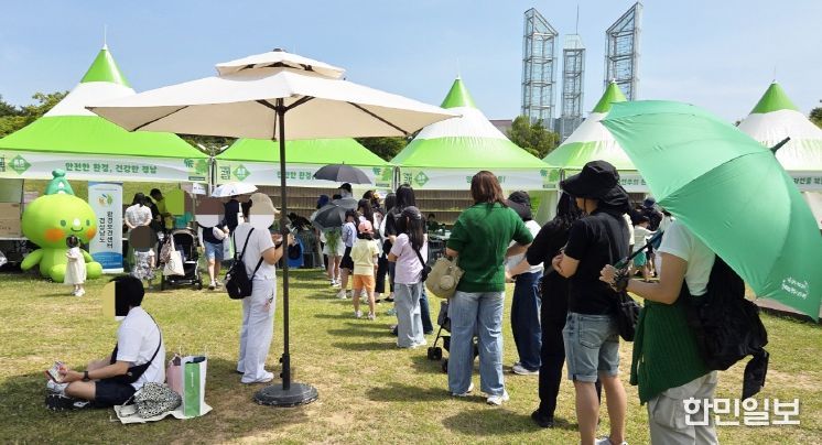 경상남도 환경보건센터는 6월 7일 창원 용지문화공원에서 개최된 ‘제17회 창원 그린엑스포’ 행사장에서 도민들을 대상으로 환경보건 홍보부스를 운영하고 있다.