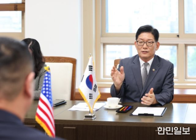 고광효 관세청장이 24일 서울세관에서 미 CBP 성현 하(Sung H. HA) 지역총괄국장과 무역안보 공조 방안에 대해 논의하고 있다.