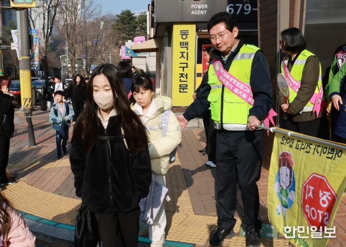이상일 용인특례시장이 23일 기흥구 동막초등학교 앞에서 교통지도봉사를 하고 있다