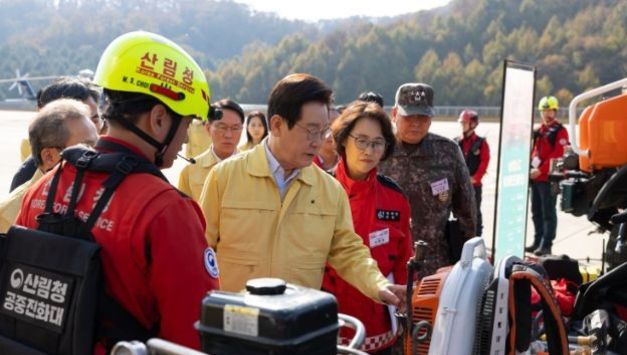 이재명 대통령, 산불진화 관·군 합동훈련 점검 및 동해안 산불지역 시찰