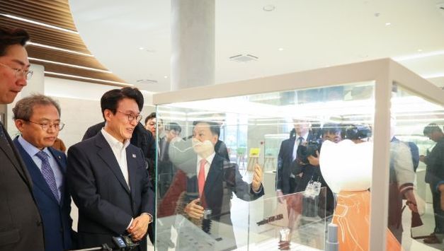 김민석 국무총리, 원주 의료기기 클러스터 방문