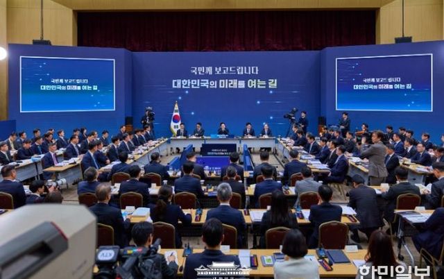 이재명 대통령 "국가공무원의 1시간은 5200만 시간의 가치 있어"