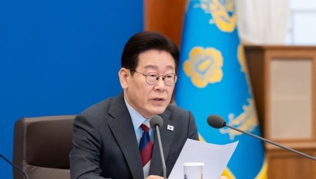 이재명 대통령 "주식·환율 적극 대응…100조 안정 프로그램 신속 집행"