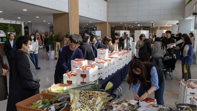 "농가 판로 걱정 덜어준다" 익산시청서 상생 장터 운영