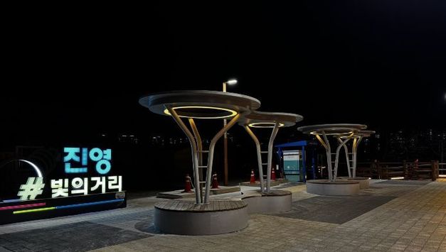 김해시, 전선 지중화·조명 정비로 야간 보행환경 개선·상권 활력