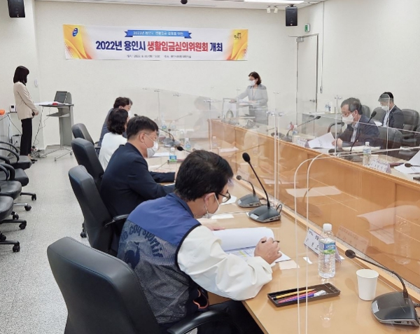 지난달 30일 열린 생활임금위원회에서 위원들이 논의하고 있다.