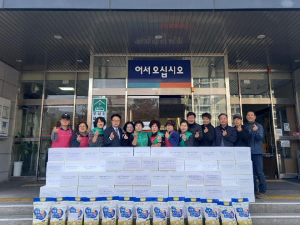동부동 새마을부녀회가 기탁한 김장김치를 취약계층 80가구에 전달했다.