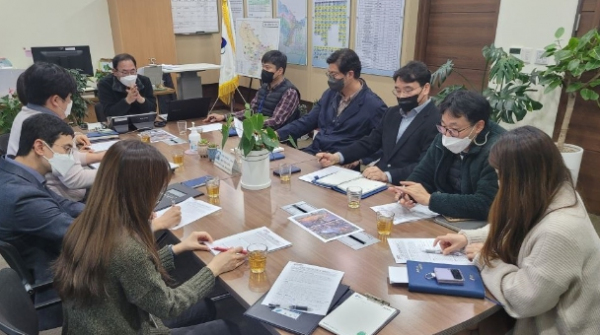 지난달 28일 수지구 관계자들이 성복천 수질환경 개선 대책을 논의하고 있다