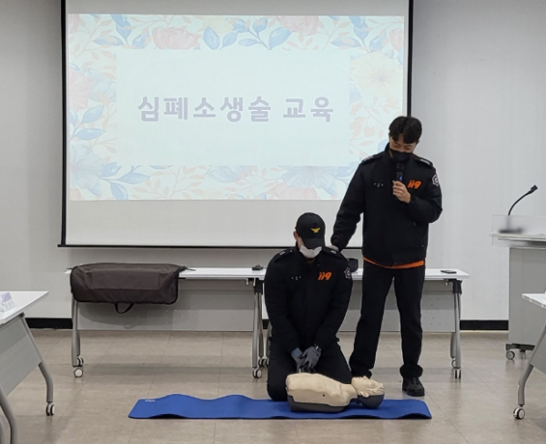 기흥119안전센터 대원들이 참가자들에게 응급상황 발생 시 대처 요령 등 이론 교육을 한 후 교육용 마네킹을 활용한 실습교육을 진행하고 있다.
