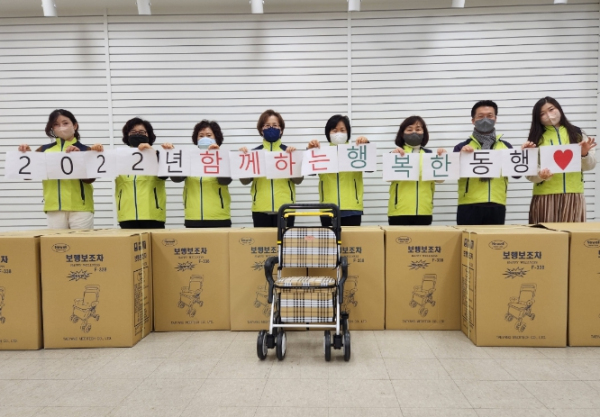 죽전1동 지역사회보장협의체 위원들이 보행보조기 전달에 앞서 기념촬영을 하고 있다