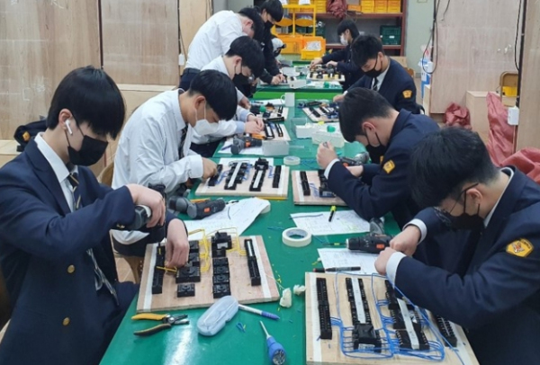 서귀포산업과학고등학교 학생들