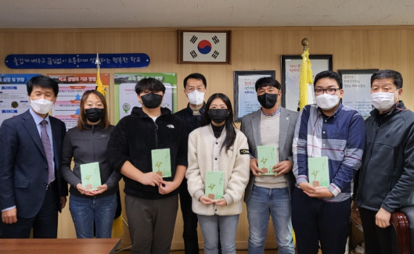 '자라고 있어 잘하고 있어' 학생 시집 발간