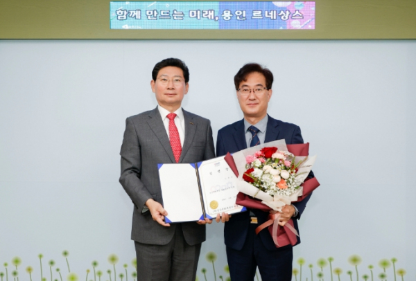 임용식(좌 이상일 용인특례시장, 우 김혁수 대표이사).