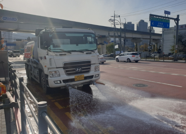 용인특례시가 제4차 미세먼지 계절관리제 목표 실현을 위해 세부계획을 수립했다. 사진은 미세먼지 농도가 짙은 날 살수차를 동원하는 모습