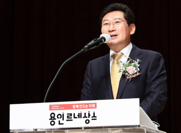 이상일 용인특례시장이 2022 용인시 새마을지도자대회에 참석해 인사말을 하고 있다.