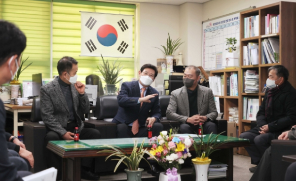 이상일 용인특례시장은 20일 처인구 김량장동 용인중앙시장 제2공영주차장 내 용인중앙시장상인회를 찾아 국토교통부 도시재생사업 공모 선정을 위해 힘을 모은 상인회 관계장와 상인들을 격려하고 축하 인사를 전했다.