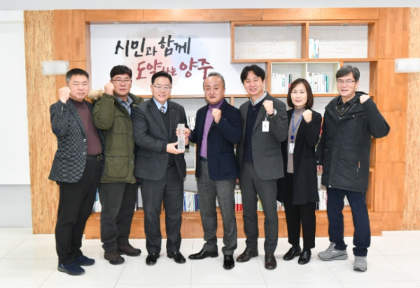 양주시 산북 도시재생 주민협의체, 강수현 양주시장에게 주민 감사패 전달