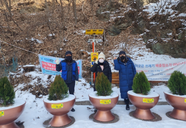 유림동 행복마을관리소가 양심화분을 설치했다.