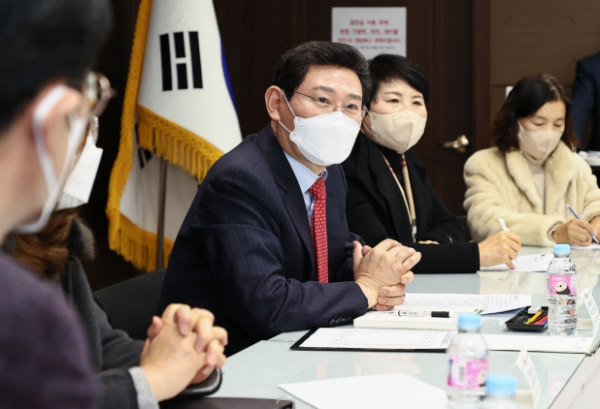 이상일 용인특례시장이 26일 초등학교 교장들과 만나 교육 현장의 어려운 점을 듣고 있다.