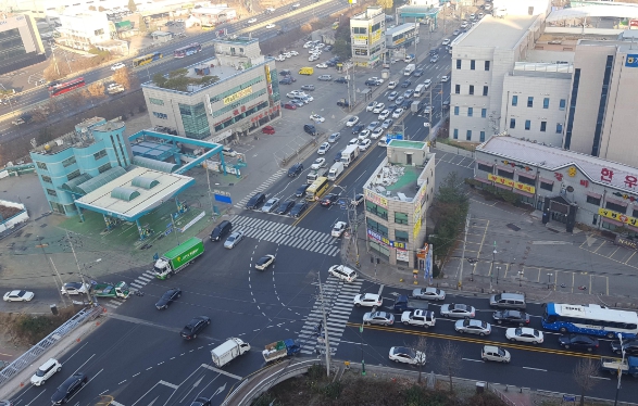 지방도 315호선 보라교사거리 일원에 차량이 몰려 교통혼잡을 빚고 있다