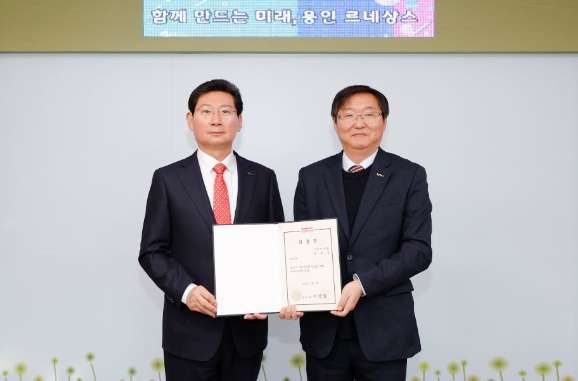 이상일 용인특례시장이 류광열 신임 제1부시장에게 임용장을 수여한 후 기념 촬영을 하고 있다.