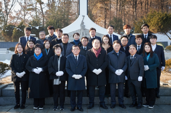 용인특례시의회, 현충탑 참배로 새해 일정 시작