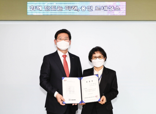 이상일 용인특례시장이 백숙희 용인시자원봉사센터 신임 센터장에게 임명장을 수여한 후 기념 촬영을 하고 있다.