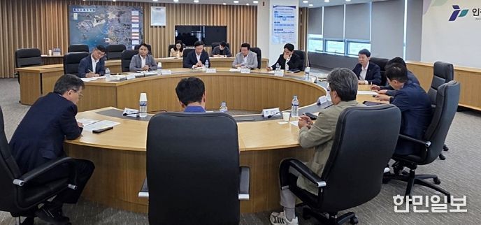 ‘인천항 벌크부두 운영사 대표자 간담회’에서 참석자들이 함께 의견을 나누고 있다 / 사진제공 = 인천항만공사