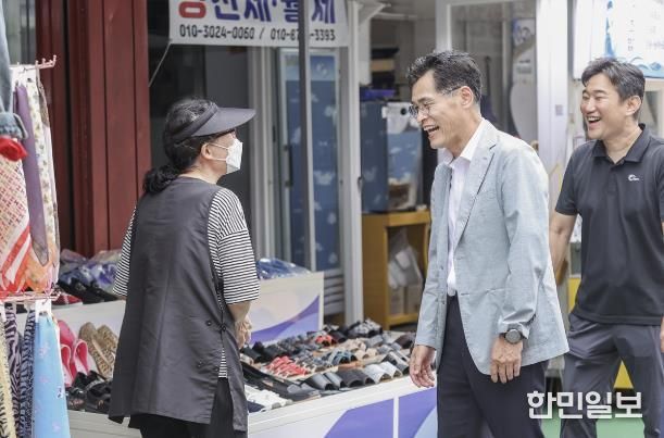 지역 소상공인과 대화하고 있는 이기재 양천구청장