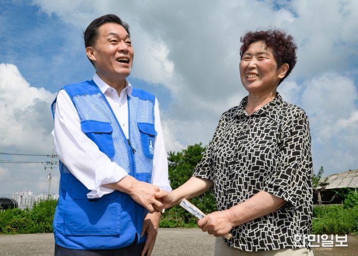 이재준 수원시장이 주민과 이야기를 나누며 활짝 웃고 있다.