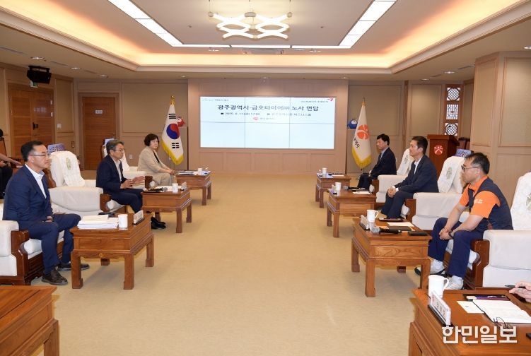 강기정 광주광역시장이 지난 11일 오후 시청 비즈니스룸에서 금호타이어 경영진과 노조 대표를 만나 ‘광주공장 재건 및 함평 이전 노사 합의안’에 대한 실질적인 후속조치를 논의하고 있다./광주광역시 제공