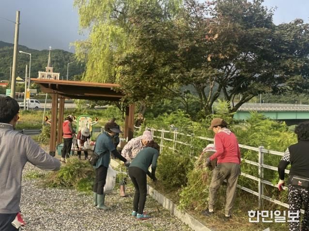 옥산면 주민자치회 환경정화 활동